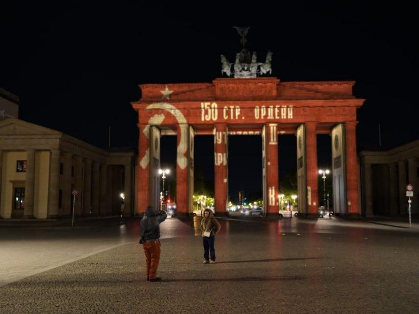 На Бранденбургских воротах появилась советская символика — правда или фейк?