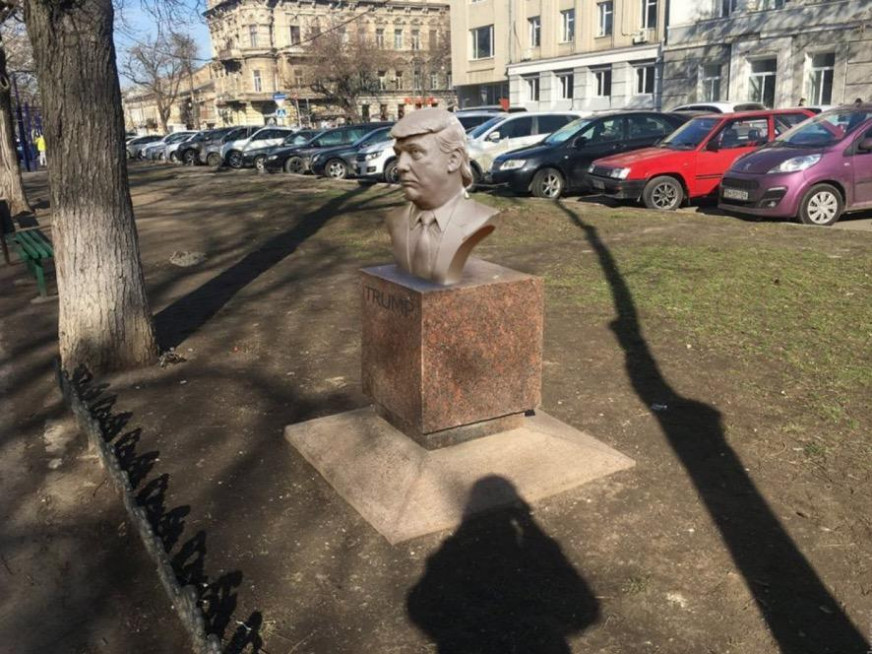 Did Ukrainians Strip Trump of Honorary Citizenship and Demolish His Statue? We fact-checked the news from ZhS Premium